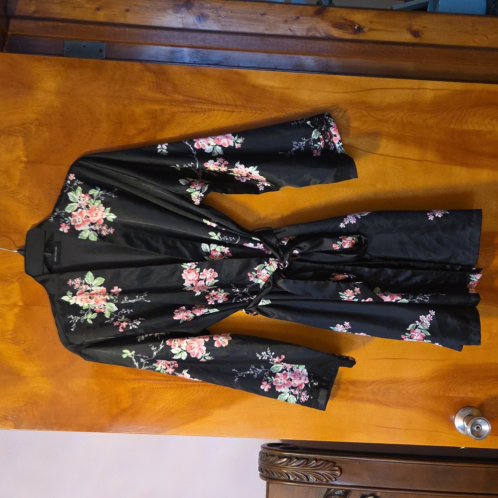 Jones New York Black Floral Satin Robe
